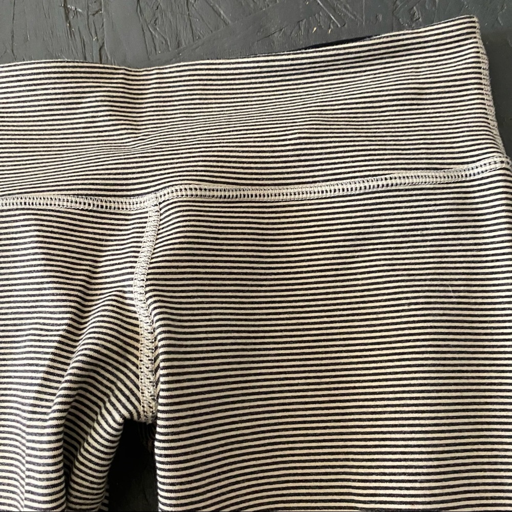 Lululemon 3/4 Leggings Size 6 - Picture 2 of 5